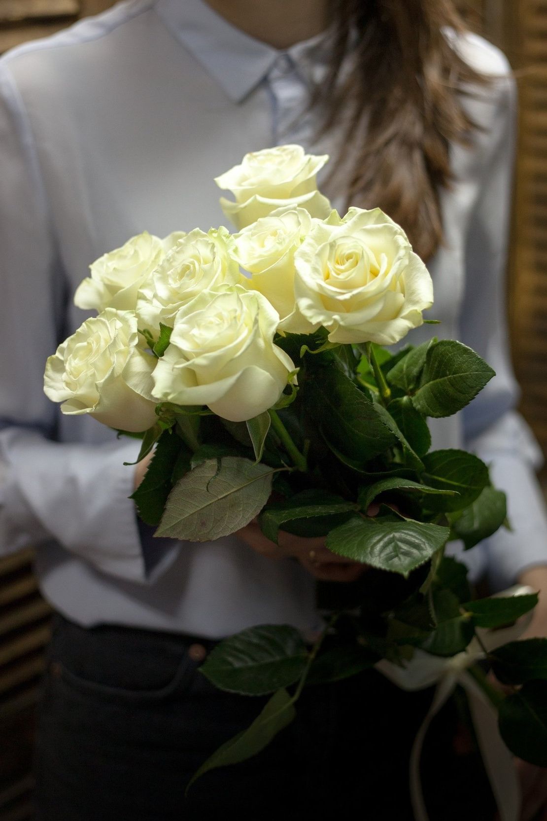 шляпная коробка с розами и гипсофилой для подарка в Смоленске