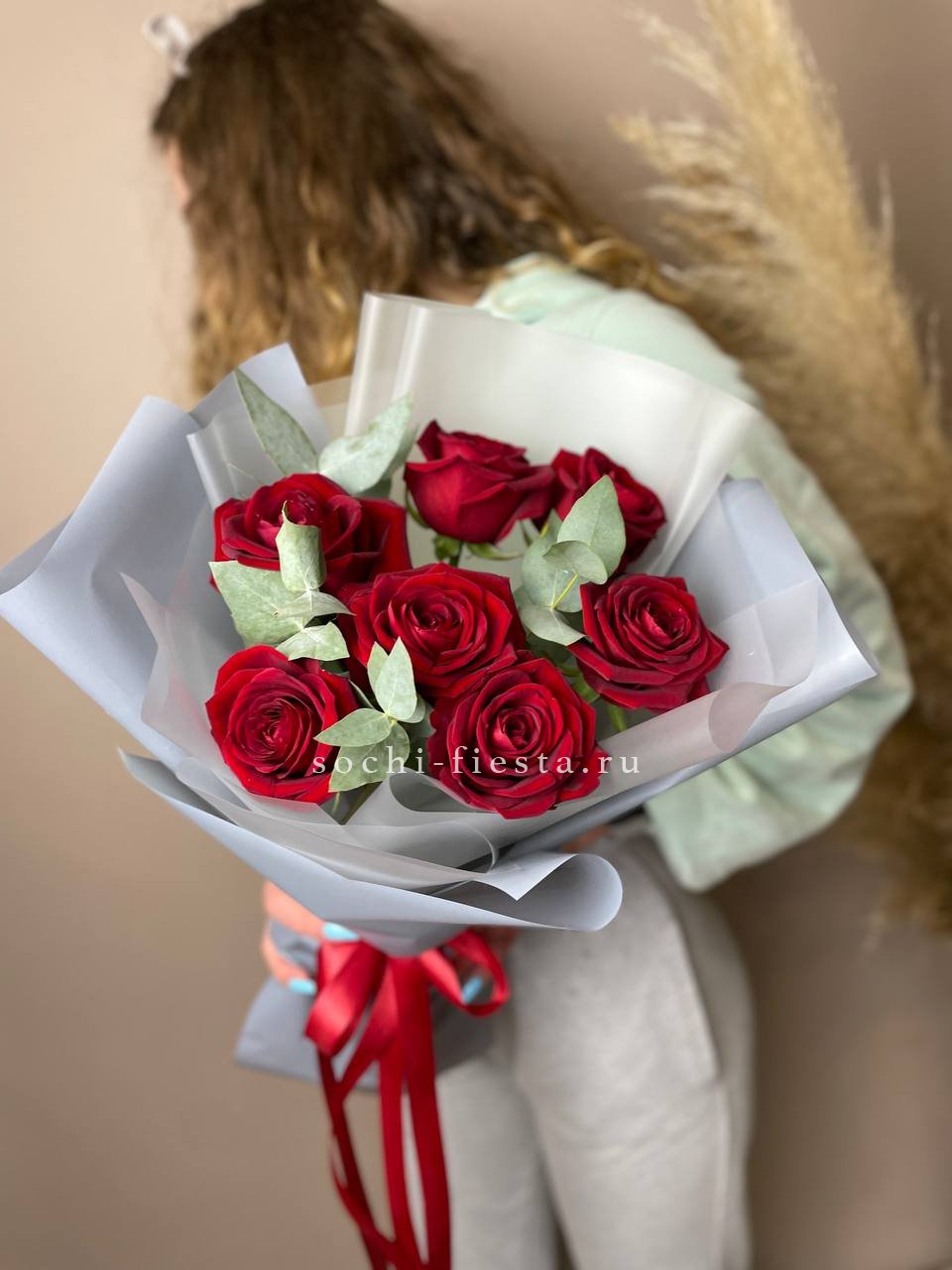 весенняя витрина флористической студии в Смоленске с тюльпанами и ранункулюсами