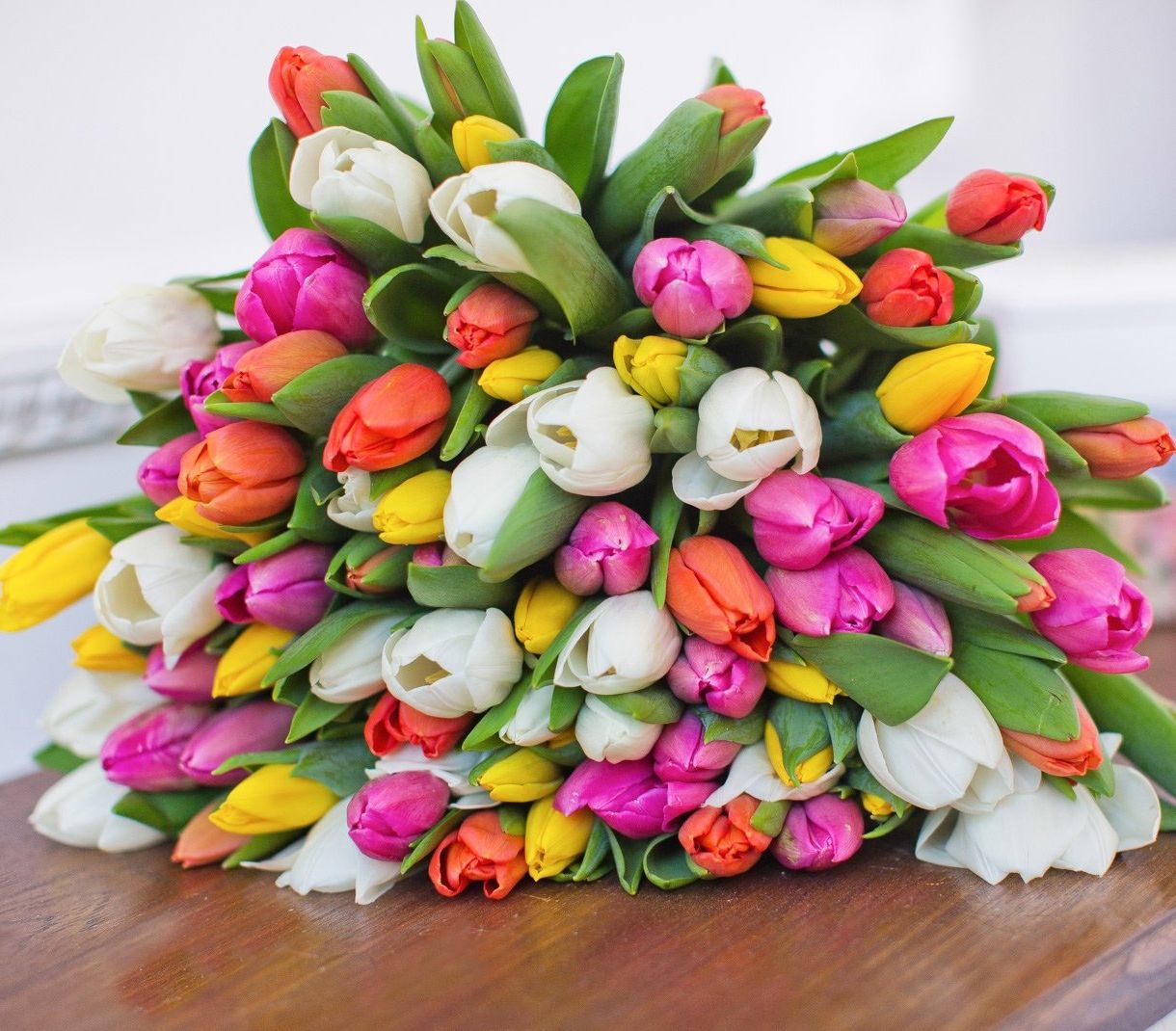 корпоративная композиция с розами и хризантемами для офиса в Смоленске