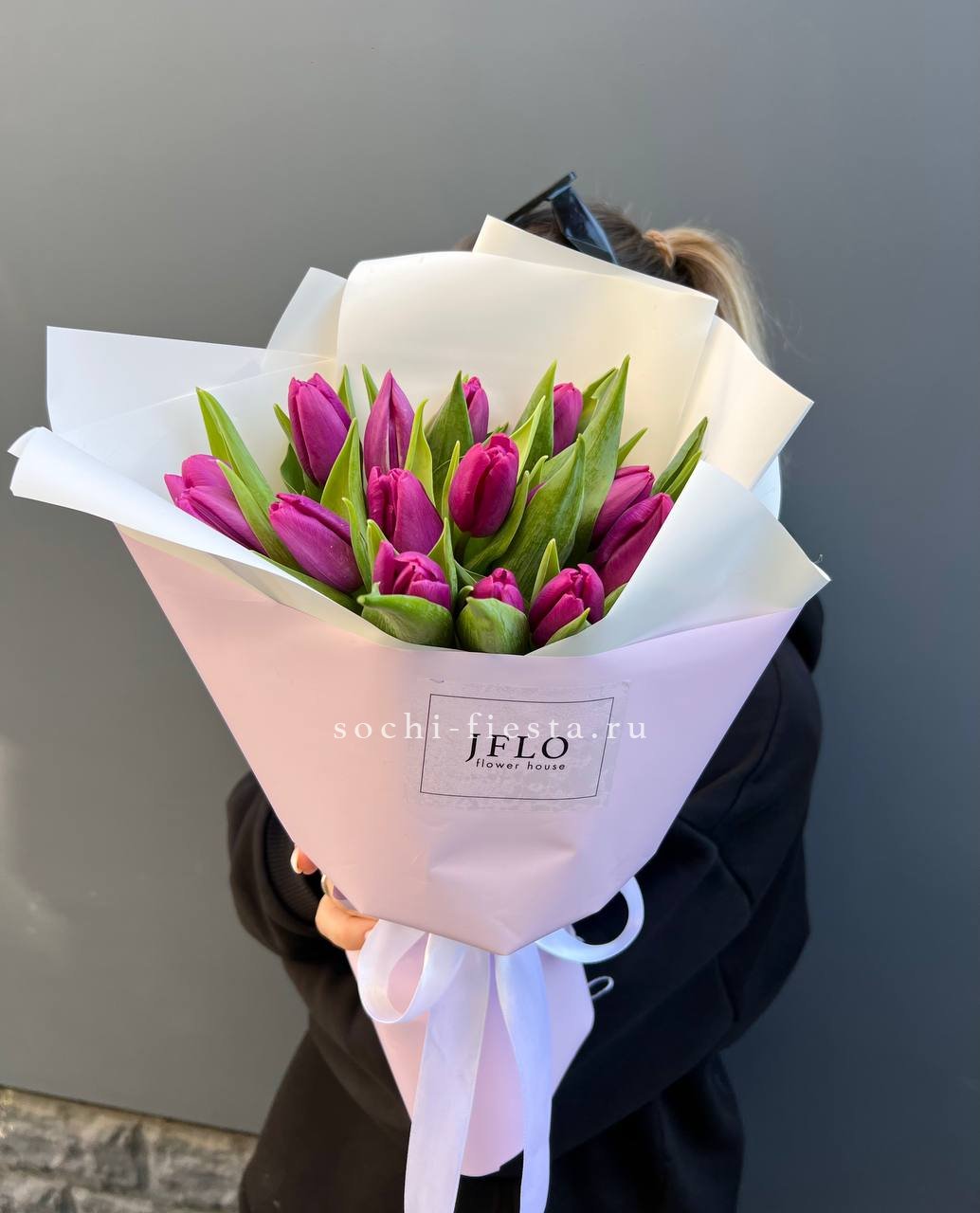 видовой каталог с розами и пионами в студии флористики в Смоленске