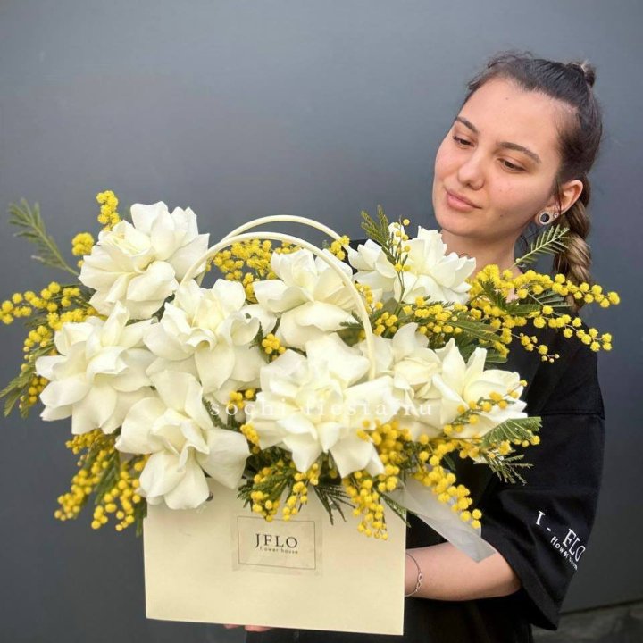 Французские Розы и мимоза  в сумочке  в Смоленске