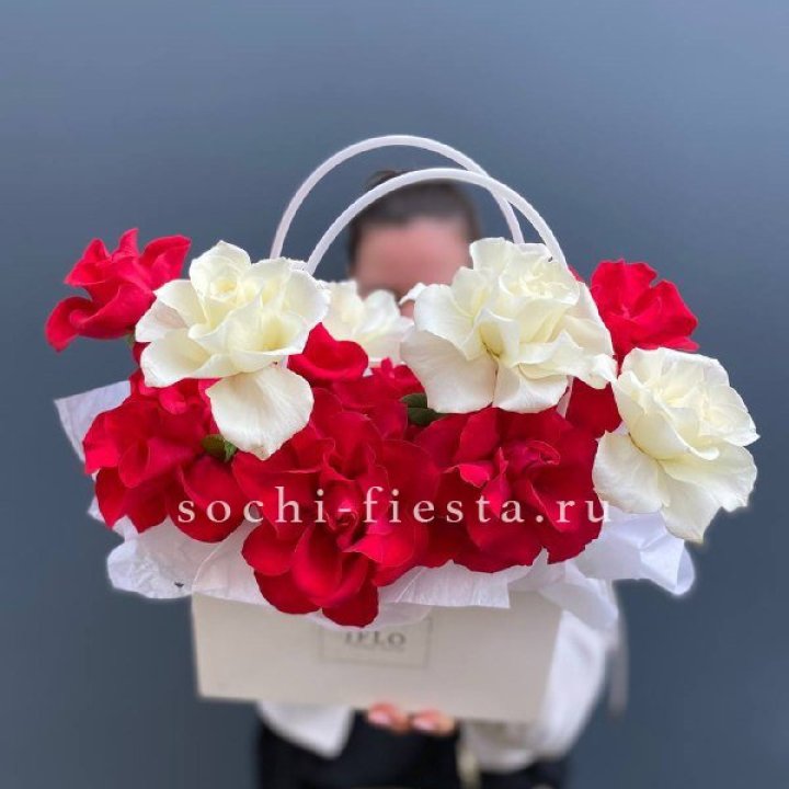 Сумочка  красных и белых роз в Смоленске