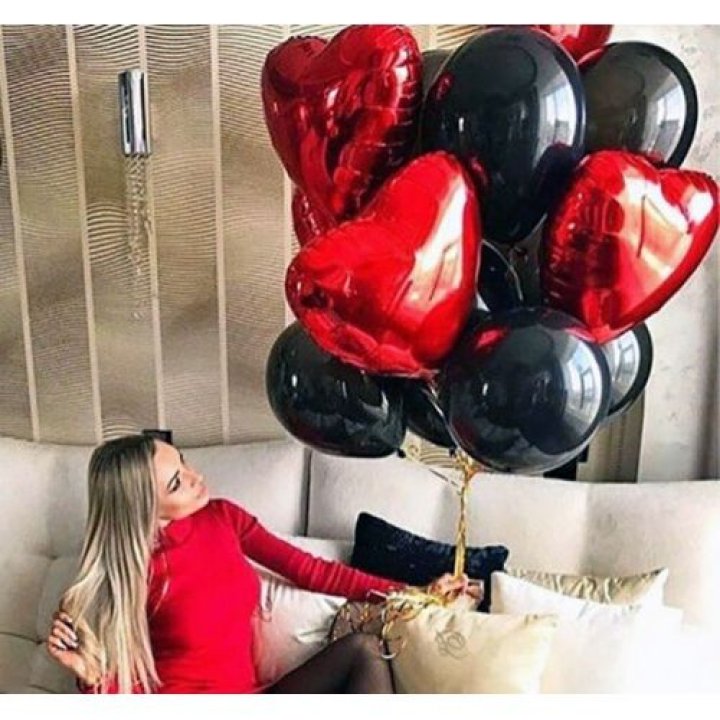 Фонтан из красных сердец с чёрными шарами  в Смоленске