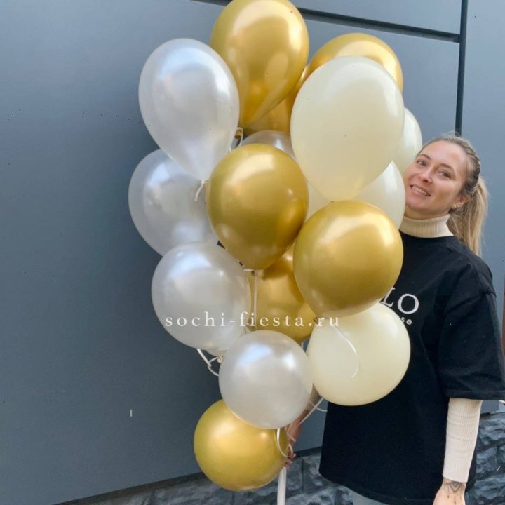 Облако шаров из белого и золотого оттенков в Смоленске