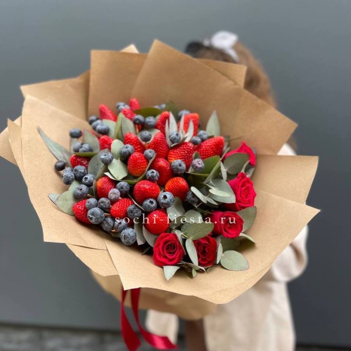 Клубника и голубика с цветами в Смоленске