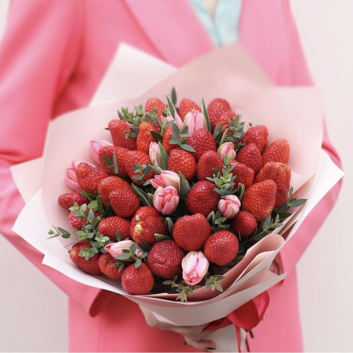 Тюльпаны и клубника в Смоленске