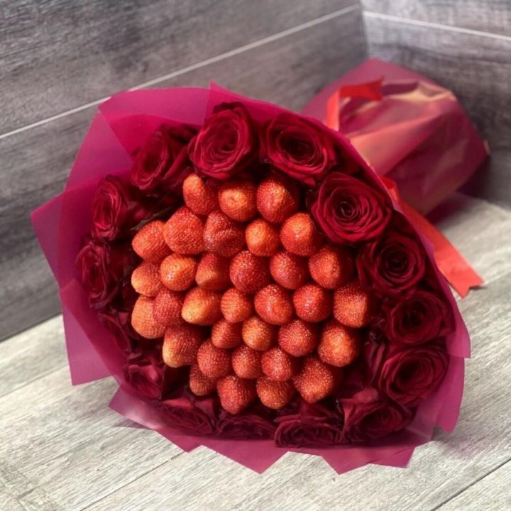 Клубничный букет с розами в Смоленске