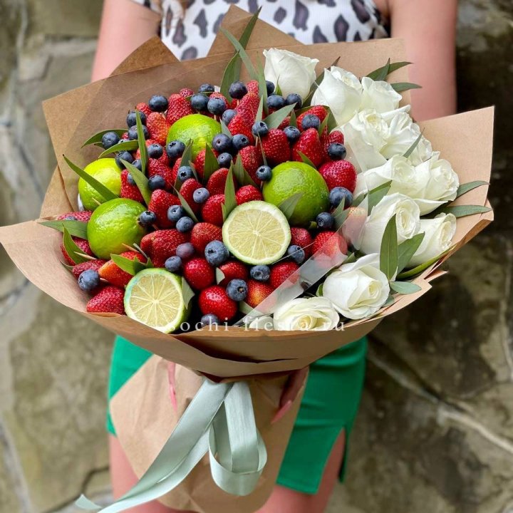 Ягодно-цитрусовый букет с розами в Смоленске
