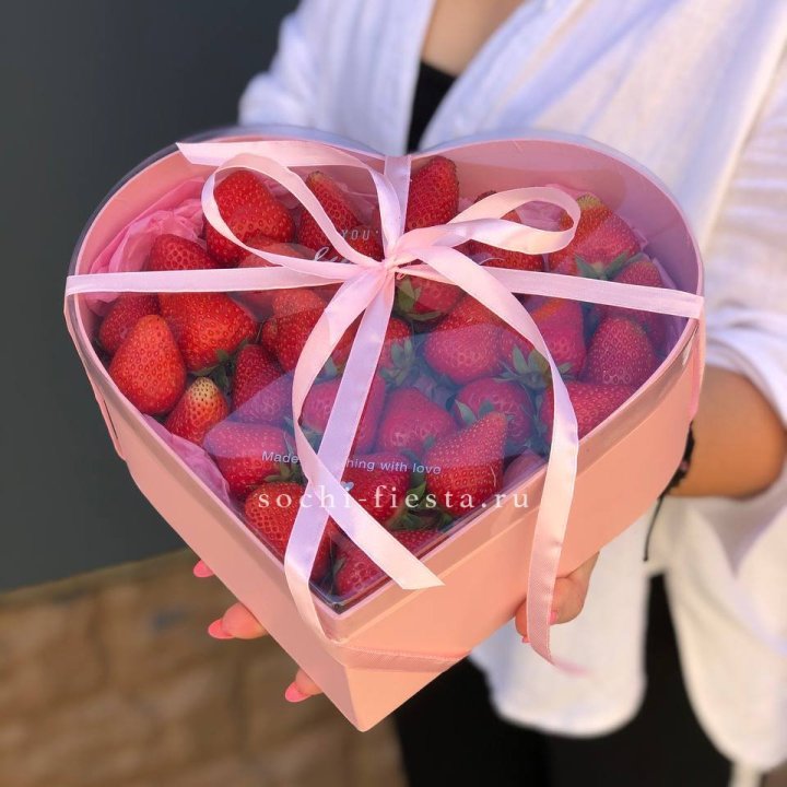 Коробочка сердце  с клубникой в Смоленске