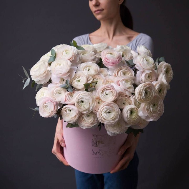 Бокс с ранункулюсами в Смоленске