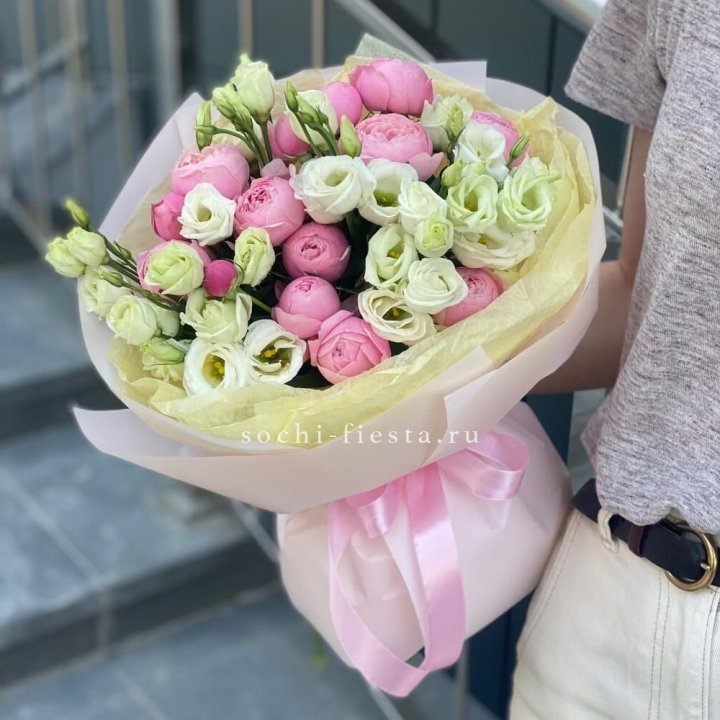 Букет кустовых роз с эустомой в Смоленске