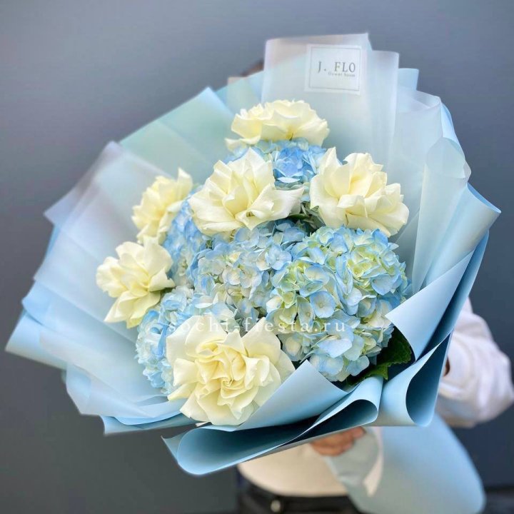  Букет из голубых гортензий и роз  в Смоленске