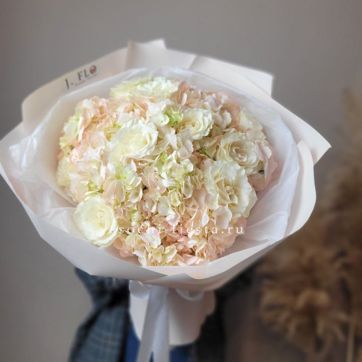  Букет гортензии и роз  в Смоленске