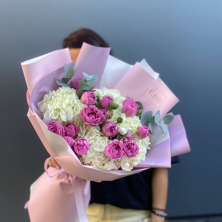 Букет белых гортензий и пионовидных роз  в Смоленске