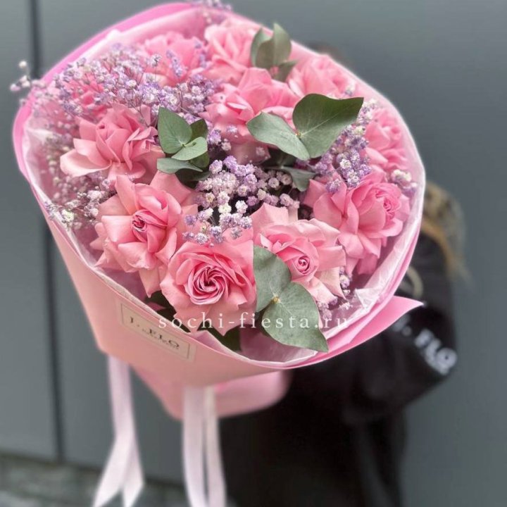 Розовые французские розы с гипсофилой в Смоленске