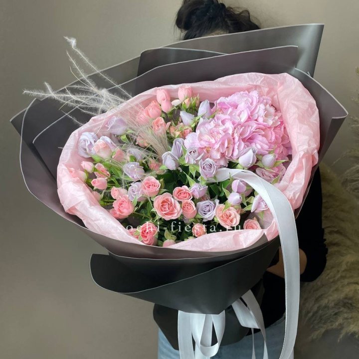  Букет гортензии и роз "Саперави" в Смоленске