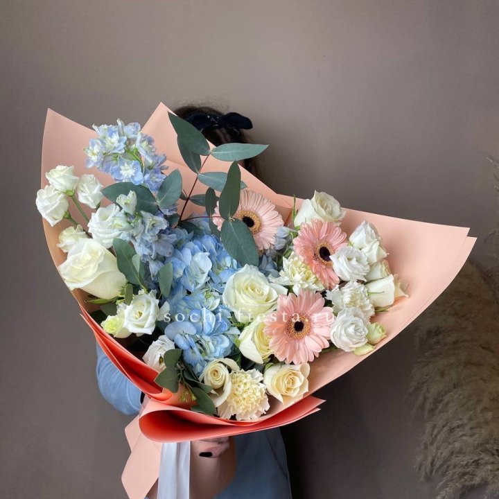  Букет гортензии и роз "Валенсия" в Смоленске
