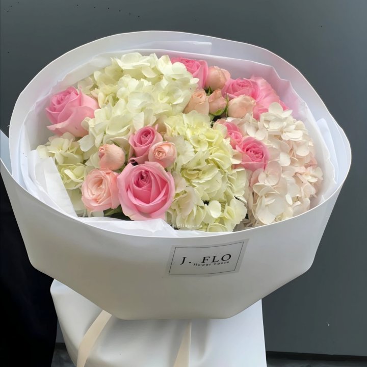  Букет гортензии и роз  "Тиамо" в Смоленске