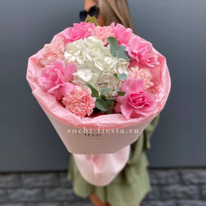  Букет роз и гортензии "Навола" в Смоленске