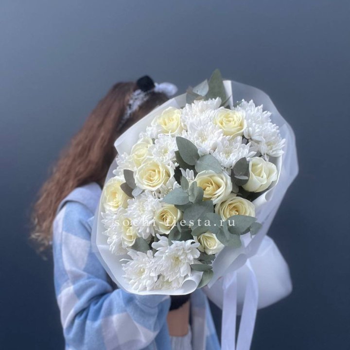  Букет белых роз с хризантемой  в Смоленске