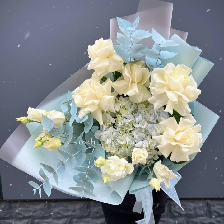Букет с гортензией и белыми французскими розами в Смоленске