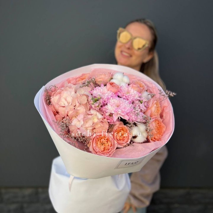 Букет гортензии и кустовых роз  в Смоленске