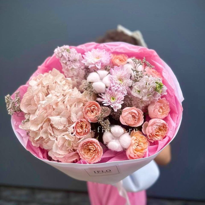 Букет гортензии и кустовых роз "Абрассо" в Смоленске