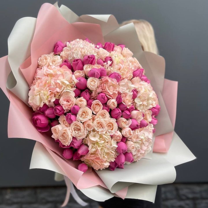 Букет кустовые розы и гортензия в Смоленске