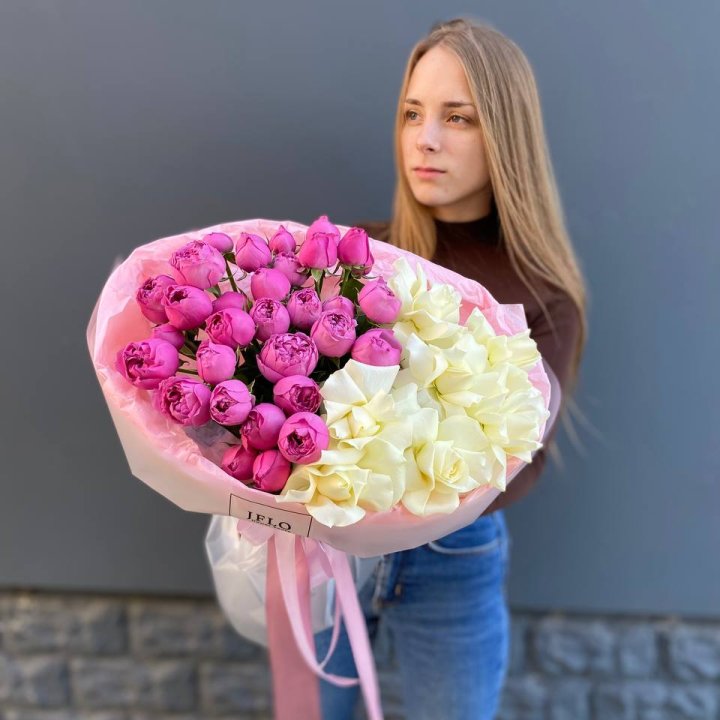 Дуо белых и кустовых роз в Смоленске