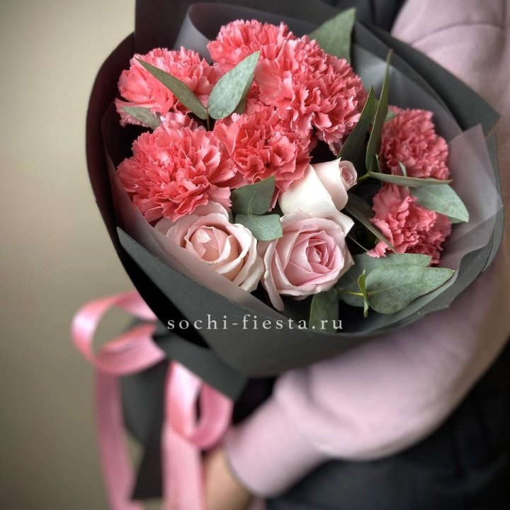 Букет из роз и диантусов "Пенелопа" в Смоленске