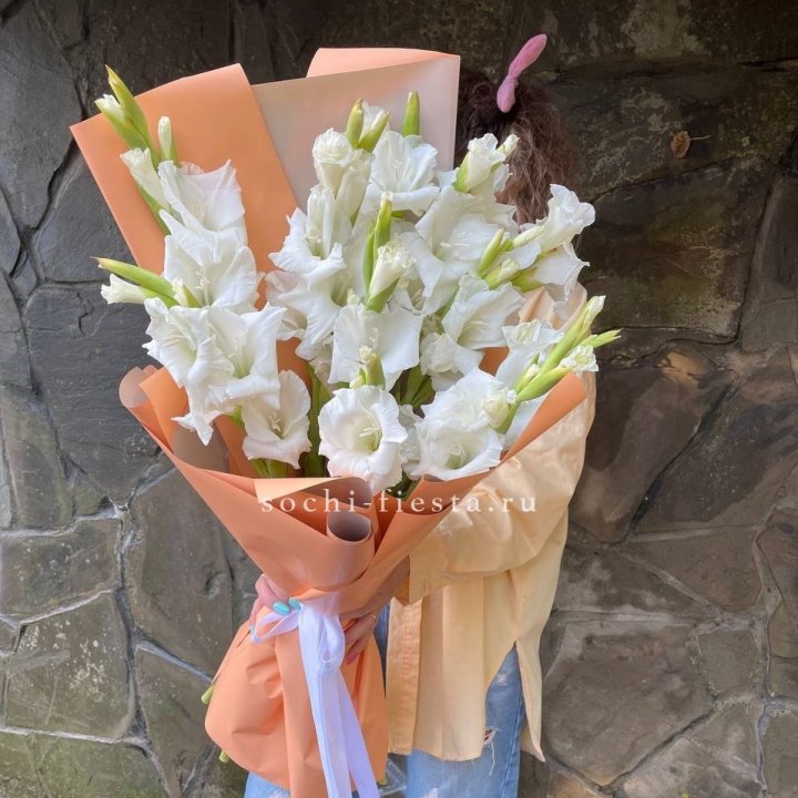 Букет белых гладиолусов  в Смоленске