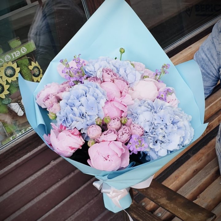 Букет с гортензиями "Блубери" в Смоленске