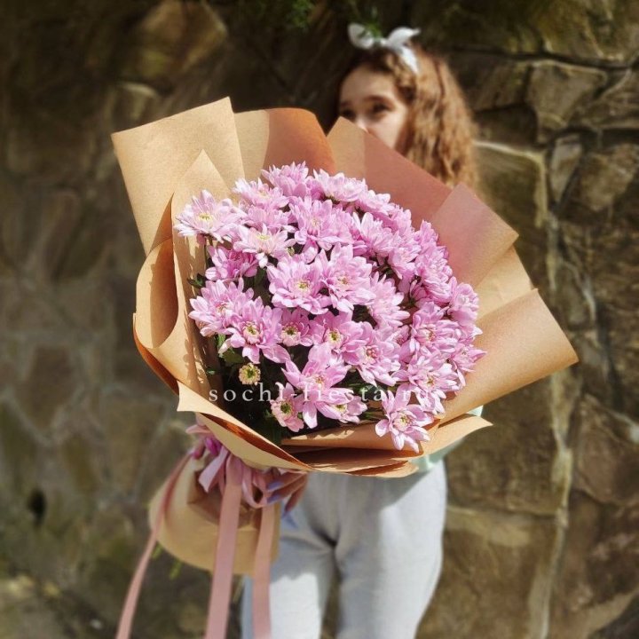 Букет хризантем в крафте в Смоленске