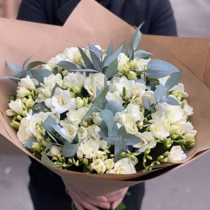 51 фрезия с эвкалиптом в Смоленске