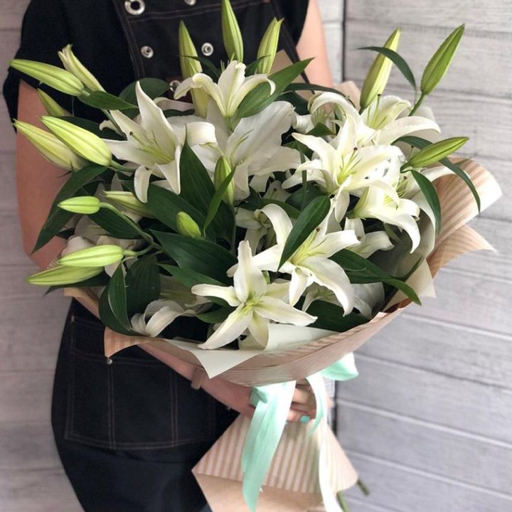 Букет белых лилий в Смоленске