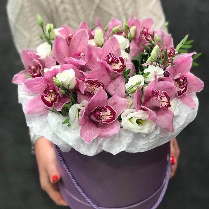 Орхидея и эустома в шляпной коробке в Смоленске