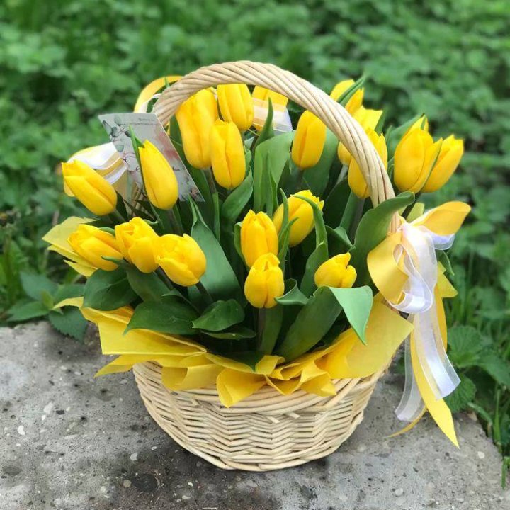 25 желтых тюльпанов в корзине в Смоленске