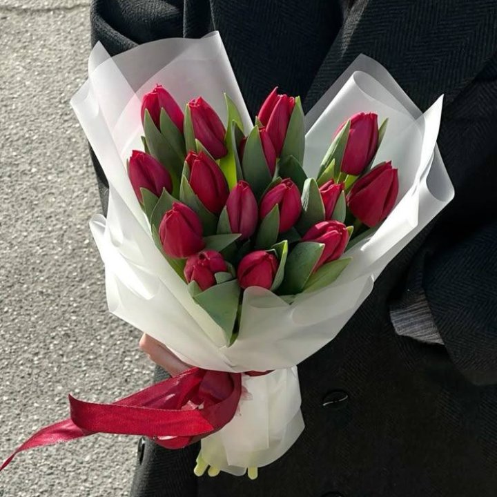 15 красных тюльпанов в Смоленске