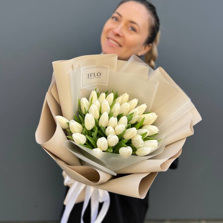 35 белых тюльпанов в Смоленске