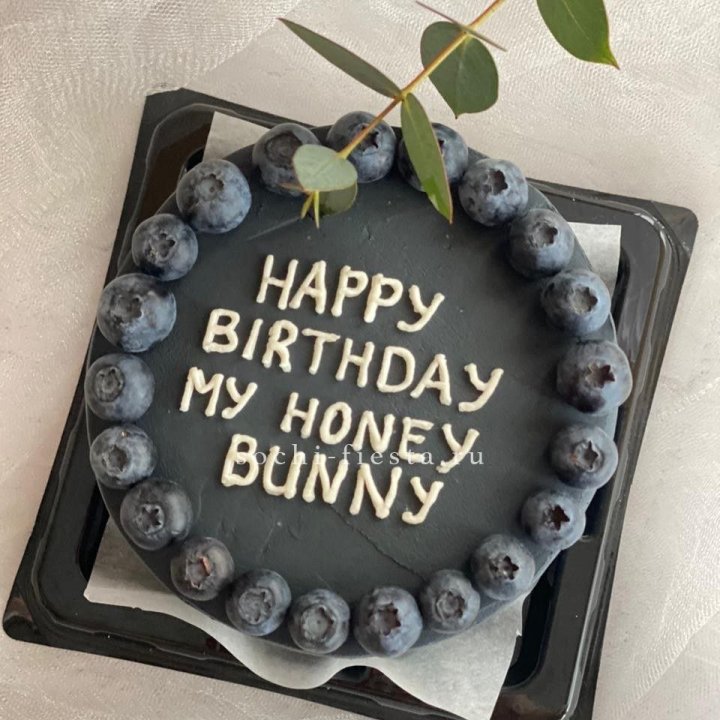 Бенто-торт "С днем рождения" с ягодами в Смоленске