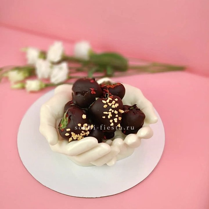 Клубника в шоколаде на шоколадных ладонях  в Смоленске