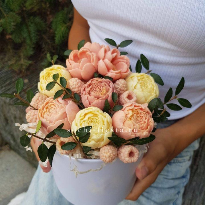 Шоколадный букет с ягодами в Смоленске