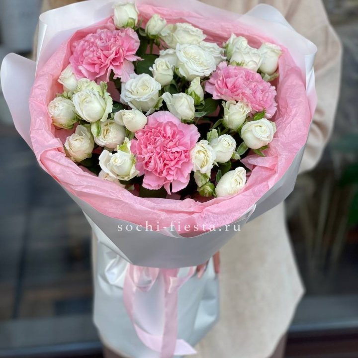 Букет розы с диантусами "Блэш" в Смоленске