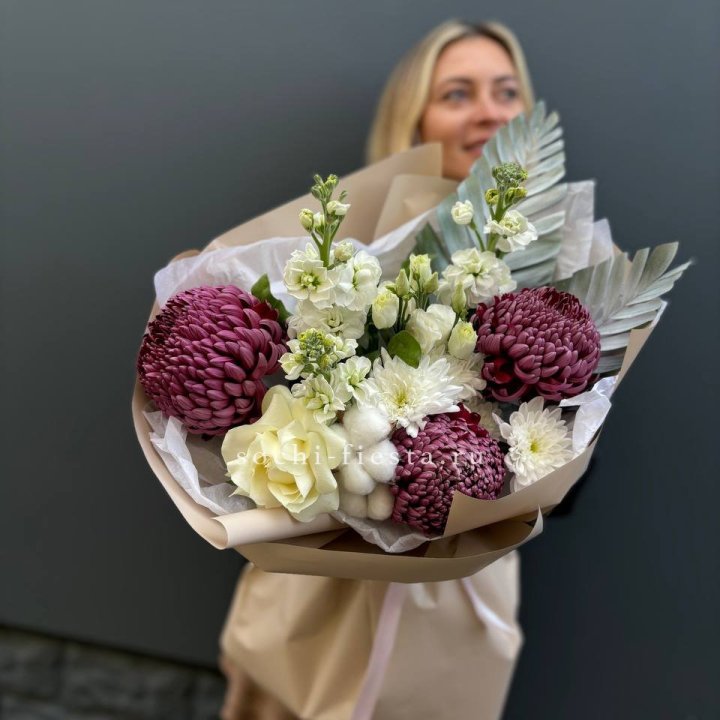 Хризантемы с маттиолой розами эустомой Чика в Смоленске