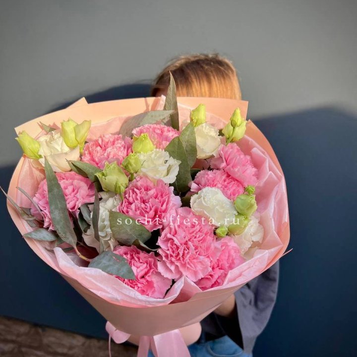 Букет гвоздик и  эустом "Сири" в Смоленске