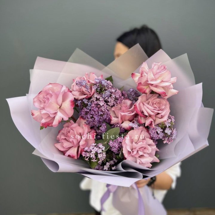 Букет из розовых роз и сирени в Смоленске
