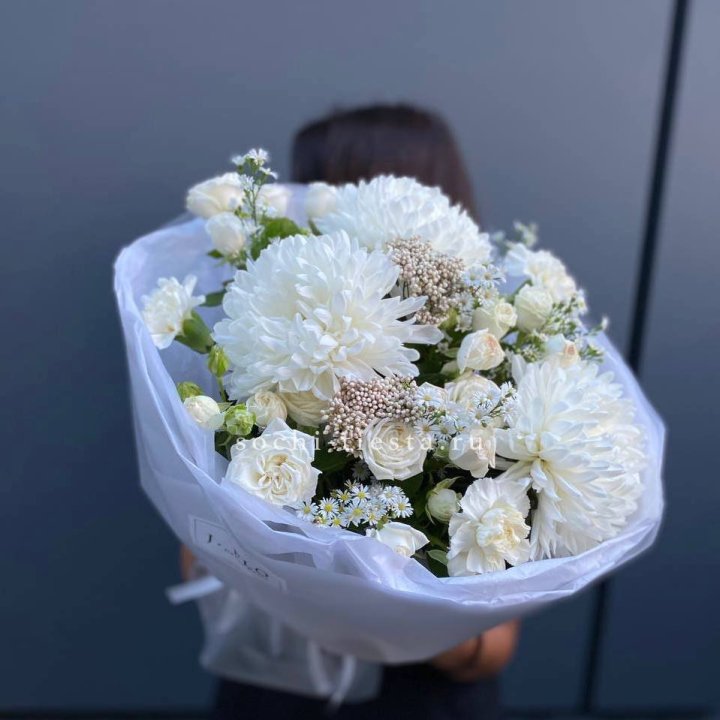 Букет хризантем и роз вайт шотс в Смоленске