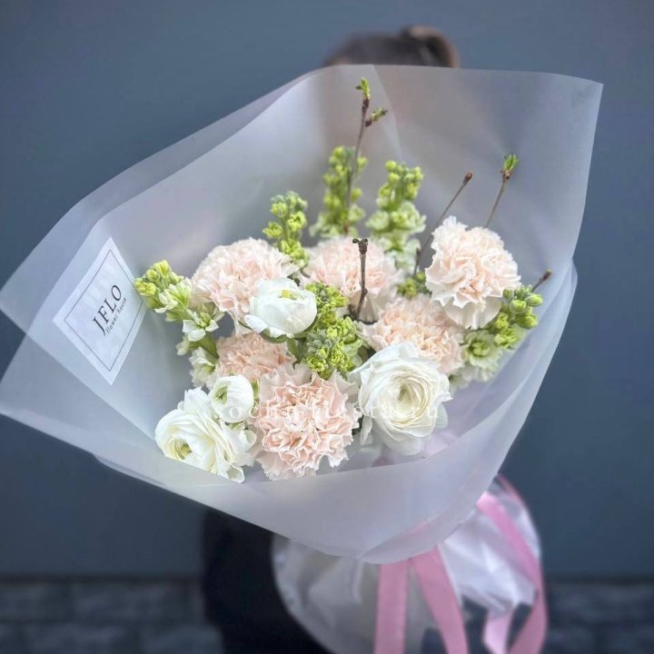 Букет маттиолы и ранункулюсов  в Смоленске