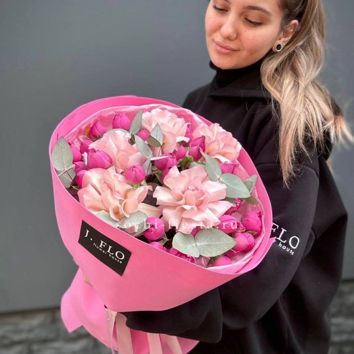 Букет французских и пионовидных роз "Ламиносо" в Смоленске