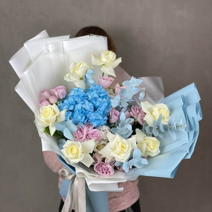 Дизайнерский букет "Блю скайфорт" в Смоленске